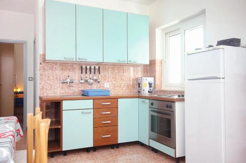 Kuchyňa alebo kuchynka v ubytovaní Apartment Lumbarda 4440a