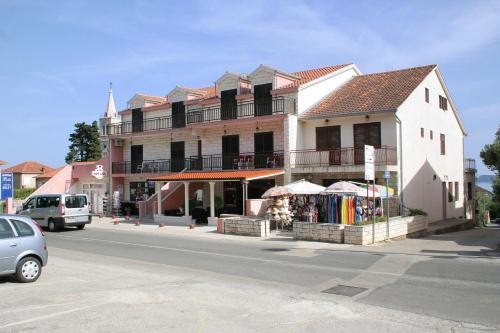 un edificio al lado de una calle en Apartments with a parking space Orebic, Peljesac - 4494 en Orebić