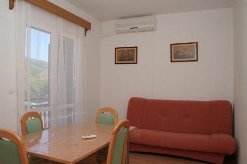 sala de estar con mesa y sofá en Apartments with a parking space Orebic, Peljesac - 4494 en Orebić