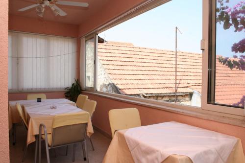 A restaurant or other place to eat at Rooms by the sea Vrboska (Hvar) - 4600