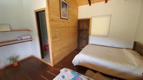 Kleines Zimmer mit einem Bett und einem Fenster in der Unterkunft Balcones de El Carrizal in El Cocuy