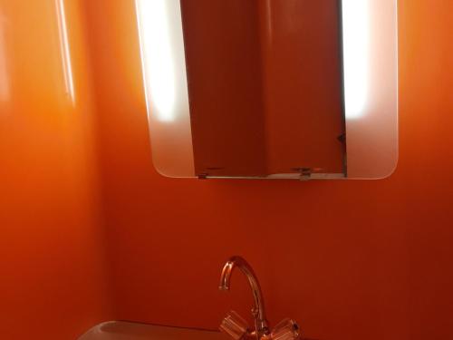 łazienka z umywalką i lustrem w obiekcie Studette cosy pour 2 pers. - Centre station Arc 1800 - Ski aux pieds - Wifi gratuit - FR-1-346-511 w mieście Arc 1800