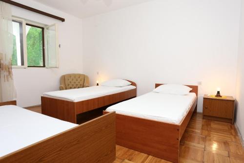 Säng eller sängar i ett rum på Apartments by the sea Drace, Peljesac - 4535