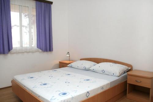 1 dormitorio con cama y ventana en Apartment Orebic 4565f en Orebić