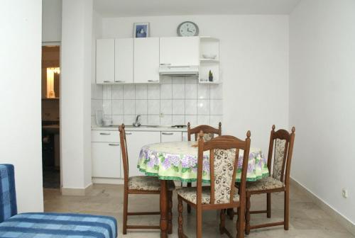 Virtuvė arba virtuvėlė apgyvendinimo įstaigoje Apartment Orebic 4565f