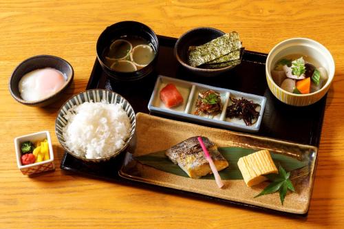 un plateau de nourriture avec du riz et différents types de nourriture dans l'établissement President Hotel Hakata, à Fukuoka