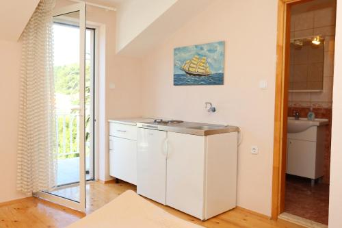 Kitchen o kitchenette sa Apartments and rooms by the sea Zuljana, Peljesac - 4576