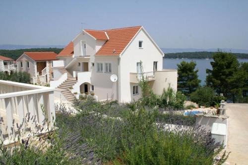 Fotografia z galérie ubytovania Family friendly apartments with a swimming pool Jelsa, Hvar - 4608 v destinácii Jelsa