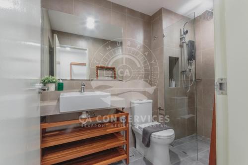 uma casa de banho com um lavatório, um WC e um chuveiro em TimurBay Stunning By CA CON em Kuantan