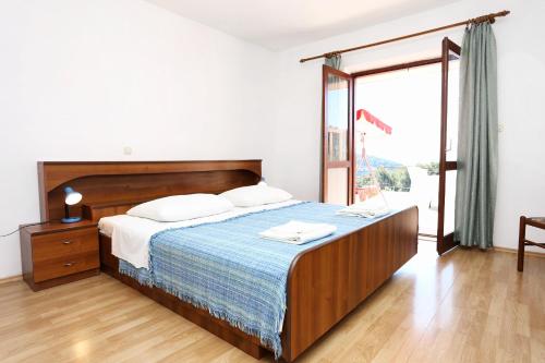 Posteľ alebo postele v izbe v ubytovaní Apartments with a parking space Lumbarda, Korcula - 4418