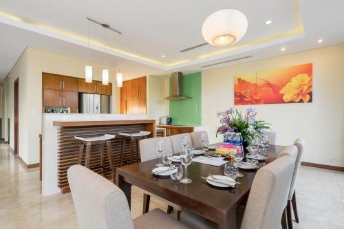 Η κουζίνα ή μικρή κουζίνα στο Ocean Sunny Villas Da Nang