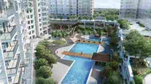 una vista aérea de un complejo de apartamentos con piscina en Serin Tagaytay Staycation, en Tagaytay