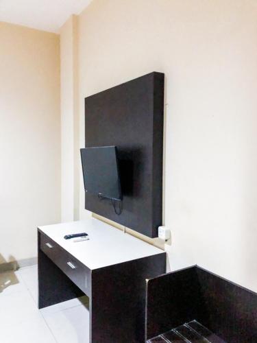 Телевизор и/или развлекательный центр в RedDoorz At Hotel Gajah Mada Palu
