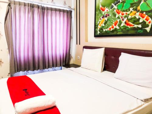 Кровать или кровати в номере RedDoorz At Hotel Gajah Mada Palu