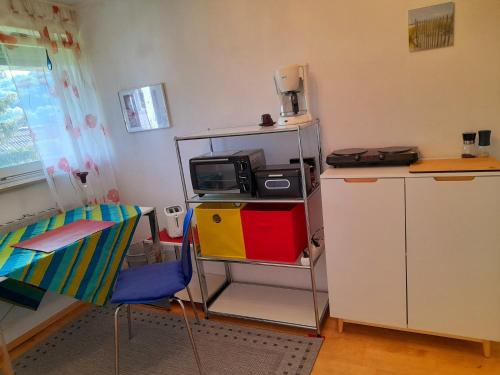 - une cuisine avec une étagère, un four micro-ondes et un réfrigérateur dans l'établissement Citynahes Wohnen am Brenzpark, à Heidenheim an der Brenz