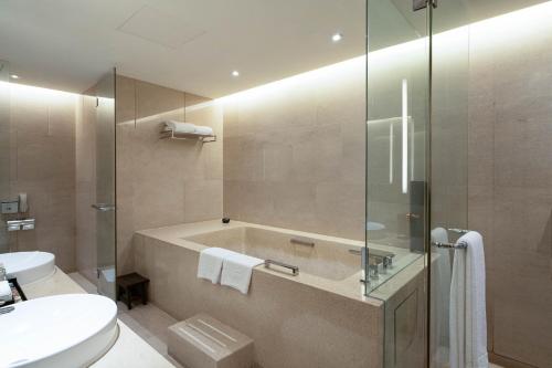 Bilik mandi di The Okura Prestige Bangkok