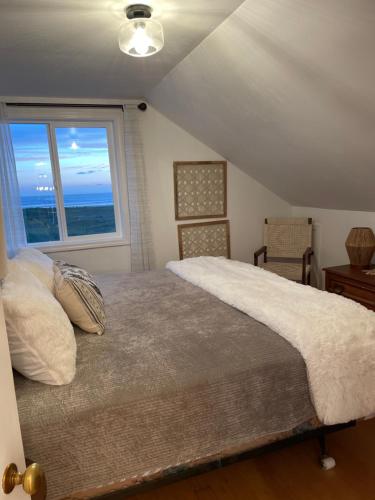 Un dormitorio con una cama grande y una ventana en Seaside Beach Front House on the Promenade en Seaside