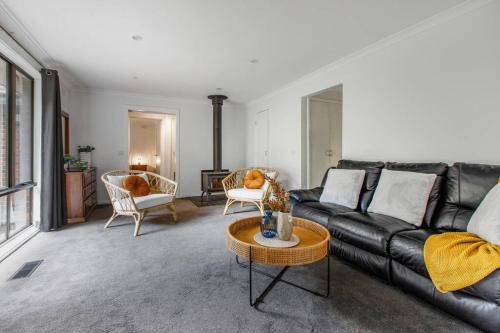 Un lugar para sentarse en Private Holiday Home With Rain Forest Creek View