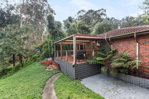 Un jardín fuera de Private Holiday Home With Rain Forest Creek View