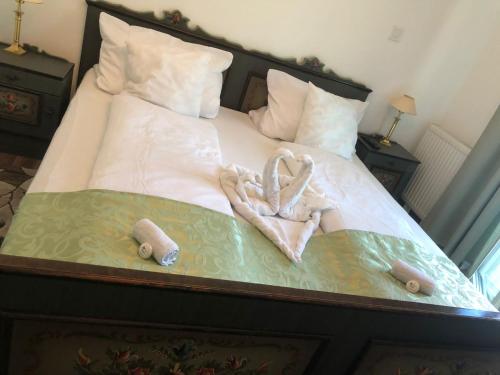 a bed with two towels and two hearts on it at Gasthaus Casa Kugler in Anina