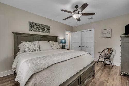 a bedroom with a bed and a ceiling fan at The Blue Diamond Retreat in Brenham