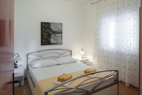 biała sypialnia z łóżkiem z dwoma miskami w obiekcie Apartments with a parking space Zuljana, Peljesac - 4573 w mieście Žuljana
