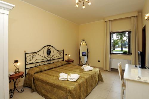 Een bed of bedden in een kamer bij Hotel Villa Fiorita