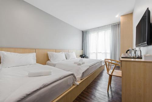 Un pat sau paturi într-o cameră la Hako Hotel Taman U