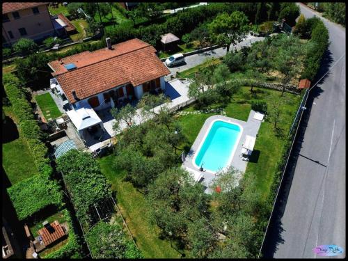 an aerial view of a house with a swimming pool at Futuro parco nel centro in Sarzana