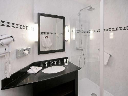 y baño con lavabo y ducha. en Hotel Mercure La Baule Majestic, en La Baule