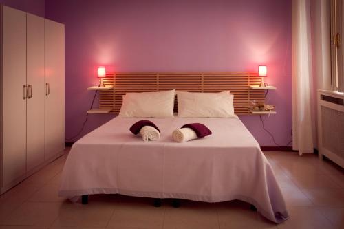 ヴェローナにあるB&B プリンシペ アルアレーナのベッドルーム1室(大型ベッド1台、枕2つ付)