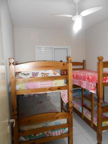 a pair of bunk beds in a room at Varanda Gourmet Beira-Mar in Praia Grande