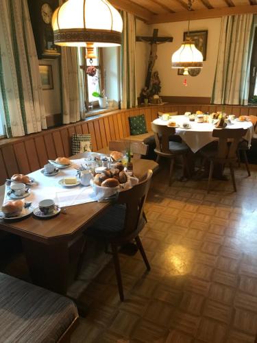 Ein Restaurant oder anderes Speiselokal in der Unterkunft Vorderjetzbachhof 