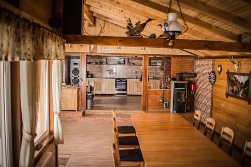 Il comprend une grande cuisine dotée de parquet et de plafonds en bois. dans l'établissement Casa Barkov, à Barcani