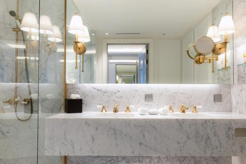 Ένα μπάνιο στο Britannia Hotel