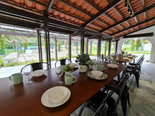 Hulu Yam Baharu的住宿－Holistay Forest Villa I 34 Pax I Gathering I Team Building I Wedding，用餐室配有大型木桌和椅子