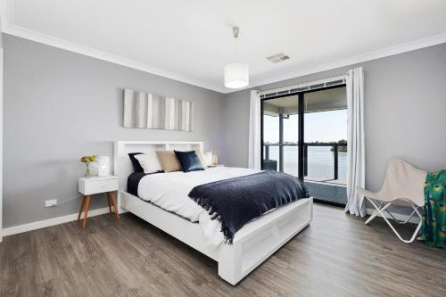 Un dormitorio blanco con una cama grande y una ventana en 33 Jefferson Court, Wellington East, en Wellington East