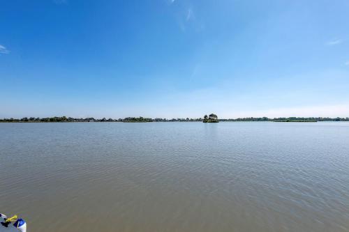a view of a large body of water at 33 Jefferson Court, Wellington East in Wellington East