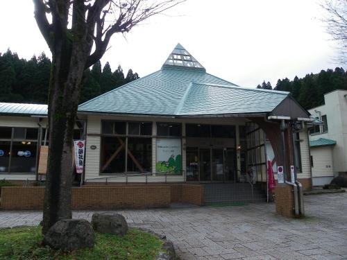 un edificio con techo de estaño y un árbol en Noukaminsyuku Zakuro no Yado / Vacation STAY 15439, en Sabae