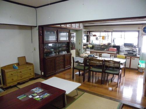 cocina y comedor con mesa y sillas en Noukaminsyuku Zakuro no Yado / Vacation STAY 15439, en Sabae