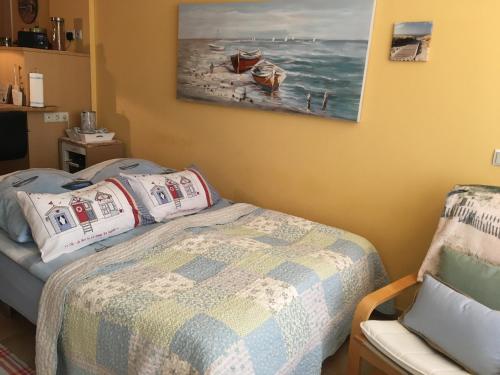 a bedroom with a bed and a painting on the wall at Appartement Lotte in Kiel