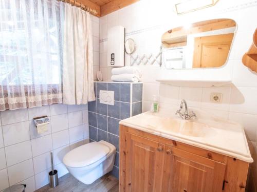 ケーニヒスライテンにあるChalet in Austria near Ski Lift & Forestのトイレと洗面台のある小さなバスルーム