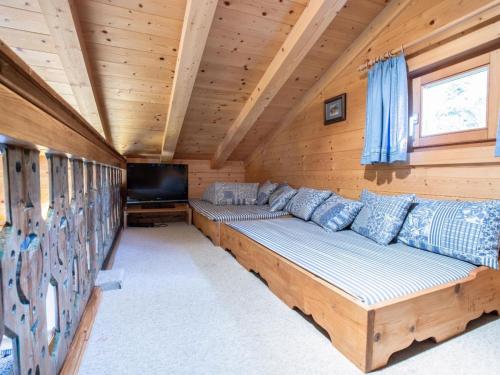 ケーニヒスライテンにあるChalet in Austria near Ski Lift & Forestのキャビン内のソファとテレビ付きの部屋
