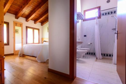 bagno con letto e servizi igienici in camera. di Agriturismo Nonis a San Vito al Tagliamento