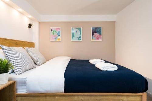 um quarto com uma cama com duas toalhas em Musrara #3 em Jerusalém