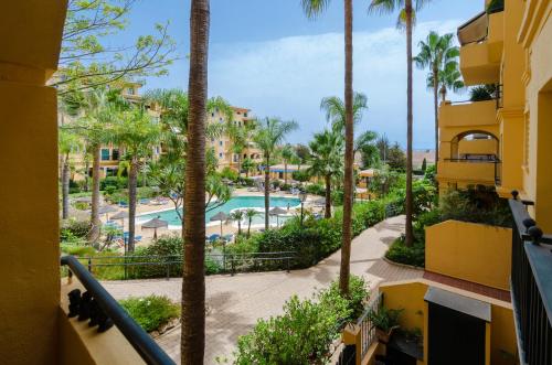 - une vue sur un complexe avec une piscine et des palmiers dans l'établissement Luxury apartment San Pedro de Alcantara, Marbella, near the Sea and Golf club, à Marbella