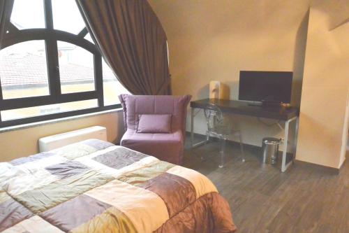 1 dormitorio con cama, escritorio y silla en Hotel Balbo, en Turín