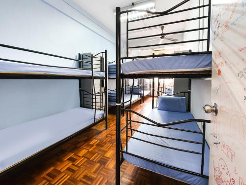 Bunk bed o mga bunk bed sa kuwarto sa SPOT ON 89872 Kuantan Backpackers