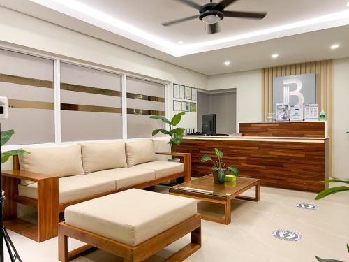 a living room with a couch and a tennis court at Bill Tourist Inn in El Nido
