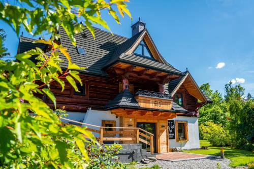 eine Blockhütte mit einem Gamerleich-Dach in der Unterkunft Villa Capra - Apartments Adult Only in Zakopane